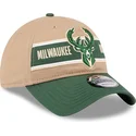 justerbar-brun-och-gron-kurvskarmkeps-9twenty-draft-2024-milwaukee-bucks-nba-fran-new-era