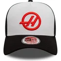 vit-och-svart-e-frame-truckerkeps-av-haas-f1-team-formula-1-fran-new-era