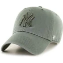 grune-gebogene-kappe-mit-dunkelgrunem-new-york-yankees-logo-mlb-clean-up-von-47-brand