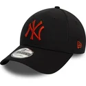 verstellbare-schwarze-curved-cap-mit-rotem-logo-9forty-league-essential-der-new-york-yankees-mlb-von-new-era