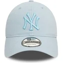 hellblaue-verstellbare-curved-cap-mit-blauem-logo-9twenty-league-essential-der-new-york-yankees-mlb-von-new-era