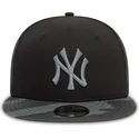 casquette-plate-noire-snapback-avec-logo-grise-pour-enfant-9fifty-contrast-new-york-yankees-mlb-new-era