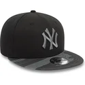 casquette-plate-noire-snapback-avec-logo-grise-pour-enfant-9fifty-contrast-new-york-yankees-mlb-new-era