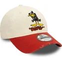 casquette-courbee-beige-et-rouge-ajustable-9twenty-washed-daffy-duck-looney-tunes-new-era