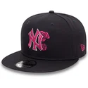 casquette-plate-bleue-marine-snapback-avec-logo-rose-9fifty-seasonal-flower-new-york-yankees-mlb-new-era