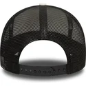 weisse-und-schwarze-trucker-kappe-bugs-bunny-and-his-friends-a-frame-von-looney-tunes-von-new-era