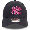 marineblaue-verstellbare-curved-cap-mit-rosa-logo-9forty-flower-icon-der-new-york-yankees-mlb-von-new-era