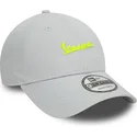 new-era-9forty-seasonal-verstellbare-graue-kappe-mit-gebogenem-schirm-von-vespa-piaggio