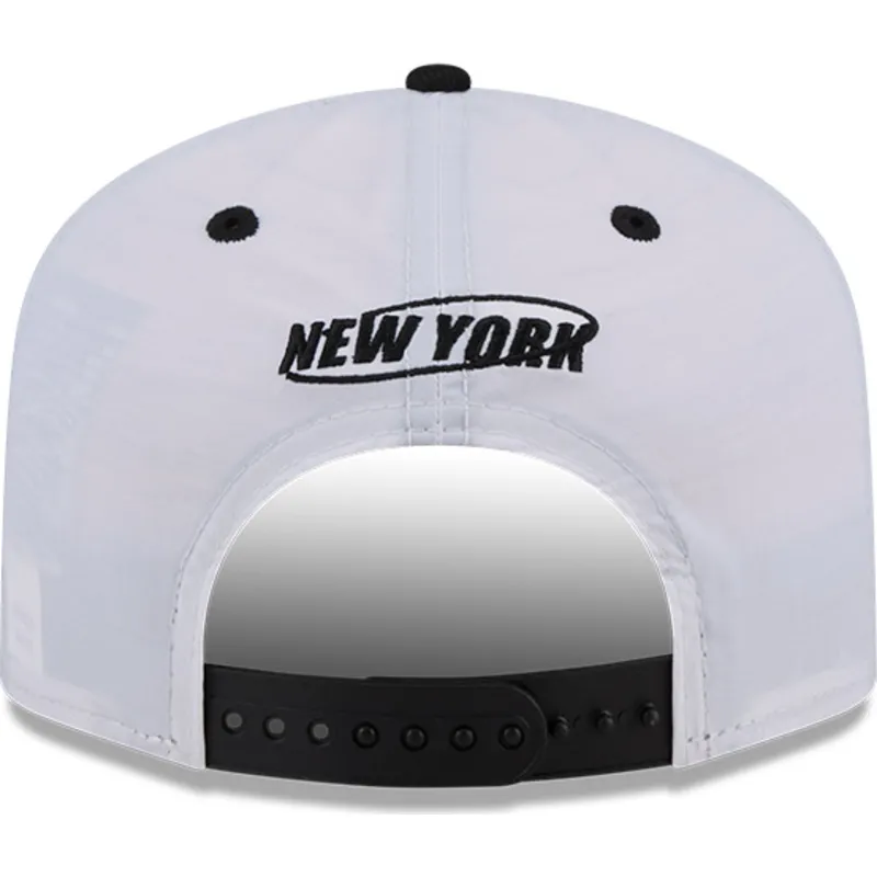 gebogene-weisse-und-schwarze-snapback-kappe-golfer-chrome-logo-von-new-york-yankees-mlb-von-new-era