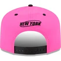 rosa-und-schwarze-snapback-golferkappe-mit-gebogenem-schirm-und-chrome-logo-der-new-york-yankees-mlb-von-new-era