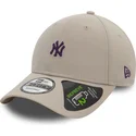 casquette-courbee-beige-ajustable-avec-logo-violet-9forty-repreve-mini-logo-new-york-yankees-mlb-new-era