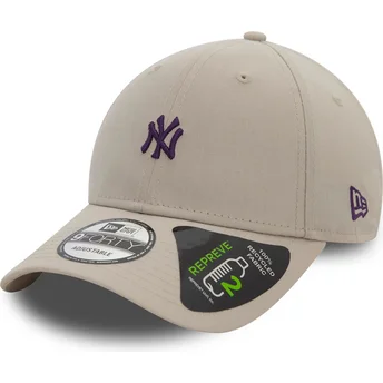 Beige verstellbare Curved Cap mit violettem Logo 9FORTY REPREVE Mini Logo der New York Yankees MLB von New Era