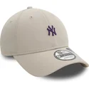 gorra-curva-beige-ajustable-con-logo-violeta-9forty-repreve-mini-logo-de-new-york-yankees-mlb-de-new-era