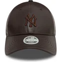 mutzen-gebogen-braun-verstellbares-band-9forty-midi-pu-der-new-york-yankees-mlb-von-new-era