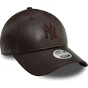 verstellbare-braune-damenkappe-mit-gebogenem-schirm-und-braunem-logo-9forty-midi-pu-der-new-york-yankees-mlb-von-new-era