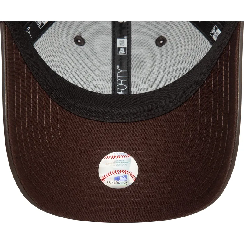 mutzen-gebogen-braun-verstellbares-band-9forty-midi-pu-der-new-york-yankees-mlb-von-new-era