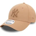 casquette-courbee-beige-ajustable-pour-femme-avec-logo-beige-9forty-league-essential-new-york-yankees-mlb-new-era