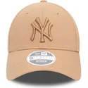 casquette-courbee-beige-ajustable-pour-femme-avec-logo-beige-9forty-league-essential-new-york-yankees-mlb-new-era