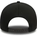 schwarze-9forty-e-frame-monochrome-snapback-kappe-mit-gebogenem-schirm-und-schwarzem-logo-der-los-angeles-lakers-nba-von-new-era