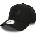 schwarze-snapback-cap-mit-gebogenem-schirm-und-schwarzem-logo-9forty-e-frame-monochrome-der-chicago-bulls-nba-von-new-era