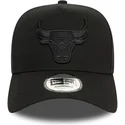 schwarze-snapback-cap-mit-gebogenem-schirm-und-schwarzem-logo-9forty-e-frame-monochrome-der-chicago-bulls-nba-von-new-era