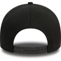 schwarze-snapback-cap-mit-gebogenem-schirm-und-schwarzem-logo-9forty-e-frame-monochrome-der-chicago-bulls-nba-von-new-era