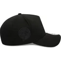 new-era-new-york-yankees-mlb-9forty-e-frame-monochrome-schwarze-snapback-cap-mit-gebogenem-schirm-und-schwarzem-logo