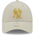 beige-justerbar-kurvad-keps-for-dam-med-gyllene-logotyp-9forty-metallic-logo-fran-new-york-yankees-mlb-av-new-era