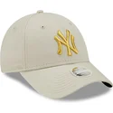 berretto-curvo-beige-regolabile-da-donna-con-logo-dorato-9forty-metallic-logo-dei-new-york-yankees-mlb-di-new-era