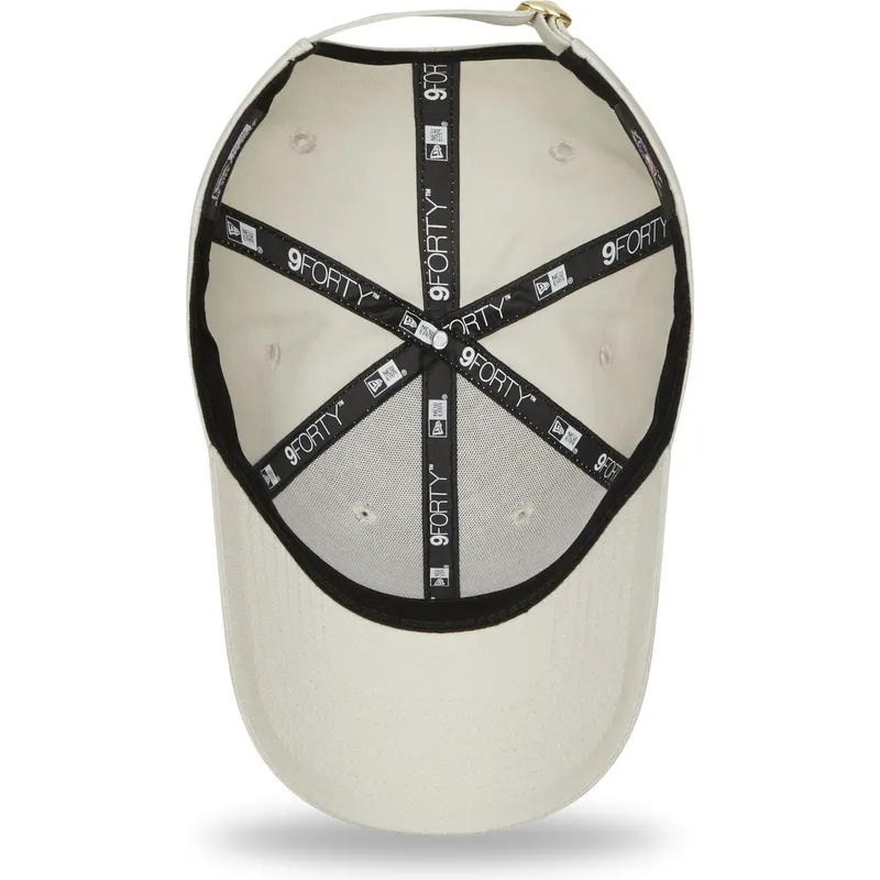 bezowa-regulowana-czapka-z-daszkiem-dla-kobiet-z-zlotym-logo-9forty-metallic-logo-new-york-yankees-mlb-new-era