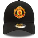 czarna-regulowana-czapka-z-zakrzywionym-daszkiem-9forty-essential-manchester-united-football-club-od-new-era