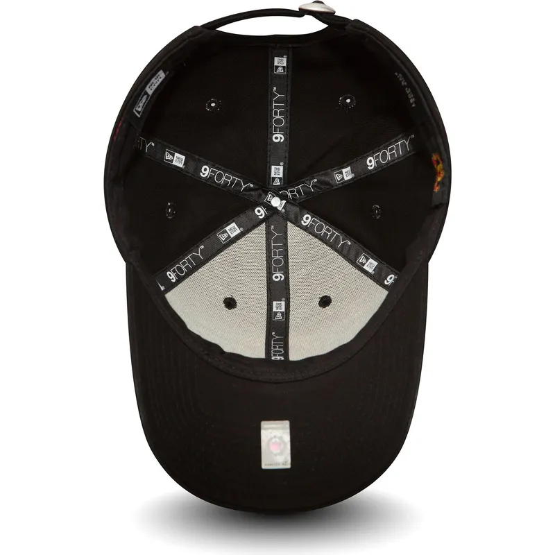 svart-justerbar-kurvad-keps-9forty-essential-fran-manchester-united-football-club-av-new-era