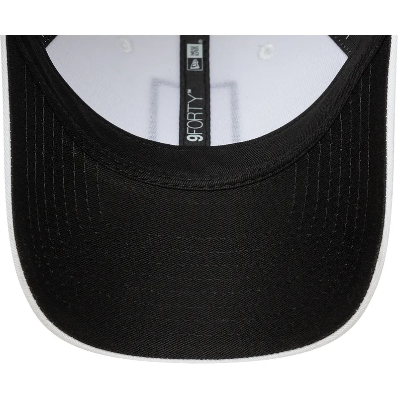 vit-justerbar-kurvad-keps-9forty-core-fran-pio-fc-kings-league-av-new-era