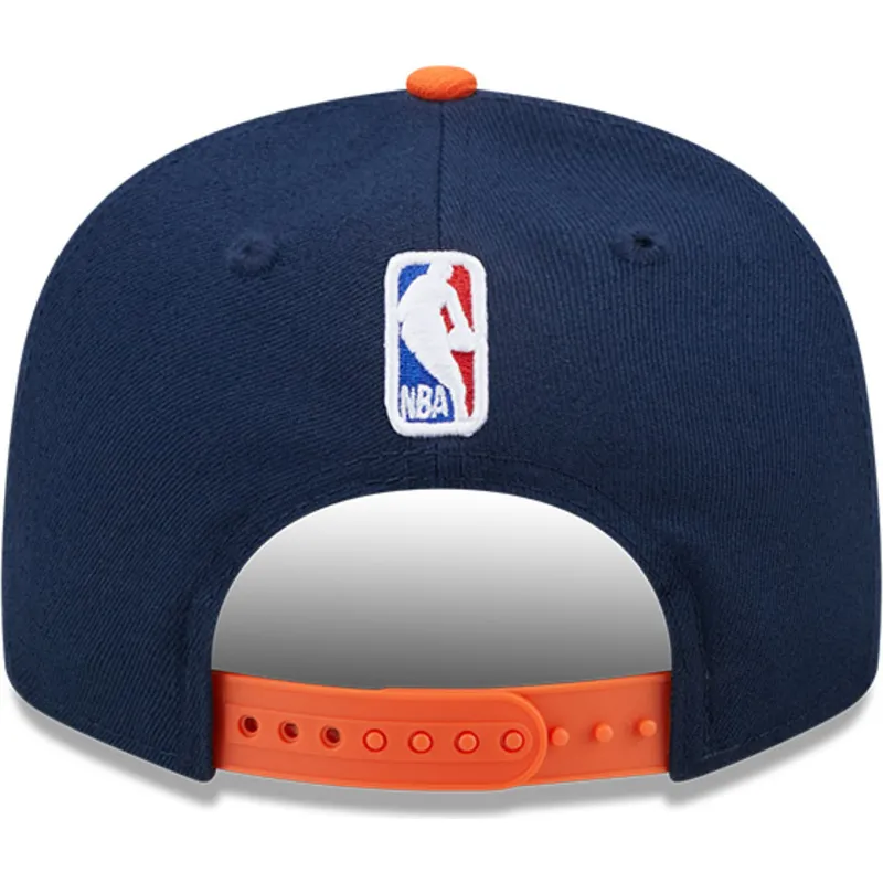 marineblaue-und-orangefarbene-flache-snapback-kappe-9fifty-statement-der-new-york-knicks-nba-von-new-era