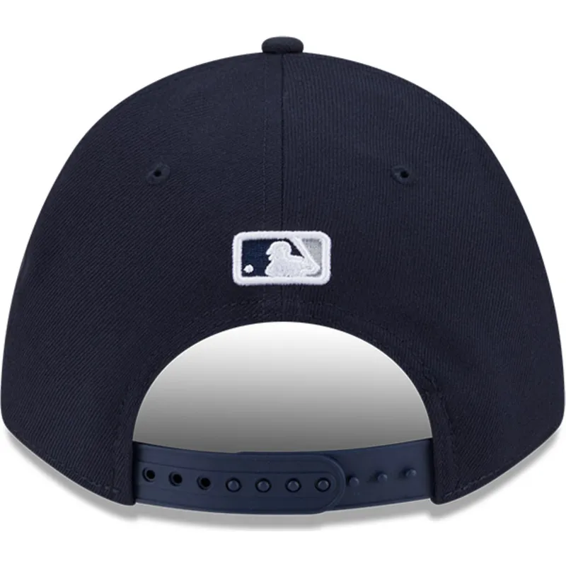 dunkelblaue-gebogene-snapback-kappe-9forty-m-crown-player-replica-der-new-york-yankees-mlb-von-new-era