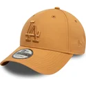 hellbraune-verstellbare-curved-cap-mit-braunem-logo-9forty-league-essential-der-los-angeles-dodgers-mlb-von-new-era