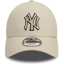 bojd-beige-justerbar-keps-med-svart-logotyp-9forty-team-outline-fran-new-york-yankees-mlb-av-new-era