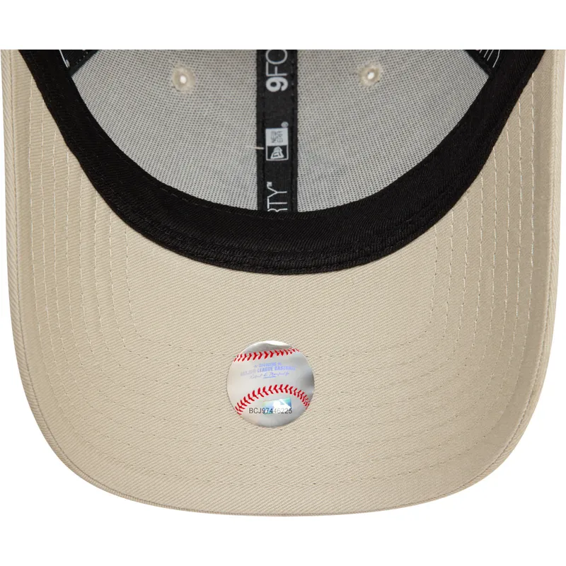 beige-justerbar-bojd-keps-med-svart-logotyp-9forty-team-outline-av-new-york-yankees-mlb-fran-new-era