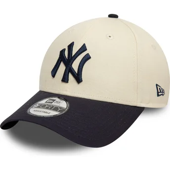 Ρυθμιζόμενο καπέλο 9FORTY Colour Block New York Yankees MLB της New Era σε μπεζ και σκούρο μπλε.
