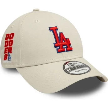 Cappellino beige regolabile con visiera curva e logo rosso 9FORTY Side Patch dei Los Angeles Dodgers MLB di New Era