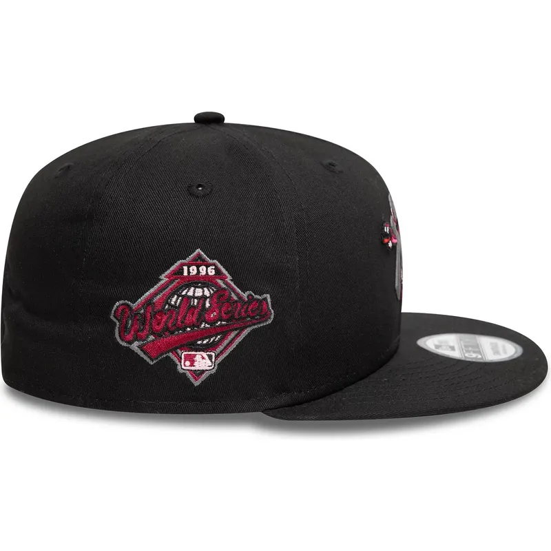 schwarze-flache-snapback-kappe-mit-grauem-logo-9fifty-icon-von-new-york-yankees-mlb-snake-von-new-era