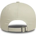 beige-gebogene-verstellbare-damenkappe-9twenty-flame-visor-von-new-era