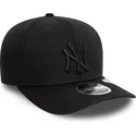 schwarze-gebogene-snapback-kappe-mit-schwarzem-logo-9seventy-stretch-snap-der-new-york-yankees-mlb-von-new-era