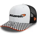 weisse-und-schwarze-flat-brim-trucker-snapback-9fifty-kappe-mit-kariertem-visor-von-mclaren-racing-formula-1-von-new-era