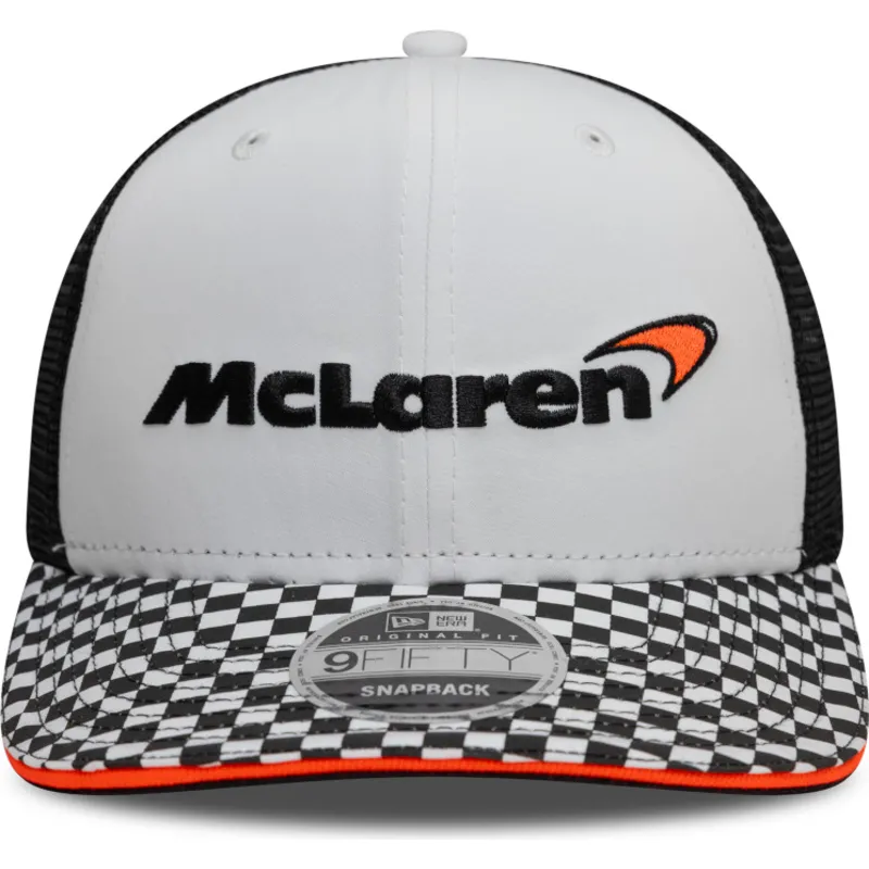 weisse-und-schwarze-flache-trucker-kappe-snapback-9fifty-checkered-visor-von-mclaren-racing-formula-1-von-new-era