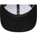 weiss-schwarze-snapback-trucker-kappe-9fifty-mit-kariertem-visor-von-mclaren-racing-formula-1-von-new-era