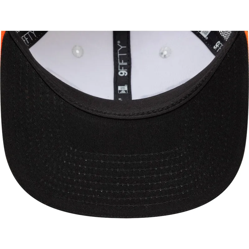 weisse-und-schwarze-flache-trucker-kappe-snapback-9fifty-checkered-visor-von-mclaren-racing-formula-1-von-new-era
