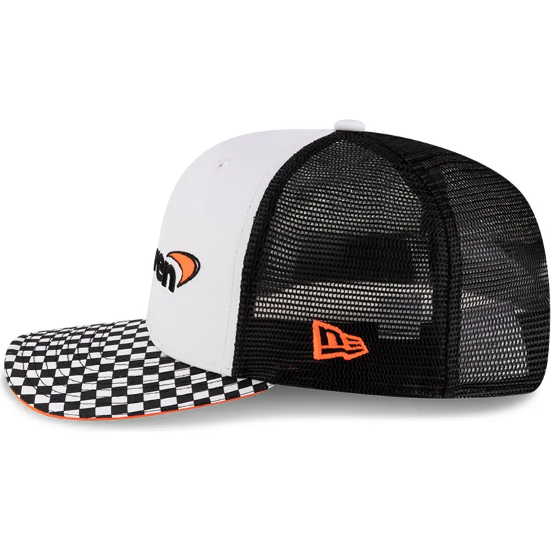 weisse-und-schwarze-flache-trucker-kappe-snapback-9fifty-checkered-visor-von-mclaren-racing-formula-1-von-new-era