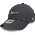 graue-verstellbare-curved-cap-mit-grunem-logo-9forty-side-print-von-vespa-piaggio-von-new-era