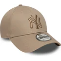 cappellino-curvo-marrone-chiaro-regolabile-con-logo-marrone-9forty-league-essential-dei-new-york-yankees-mlb-di-new-era